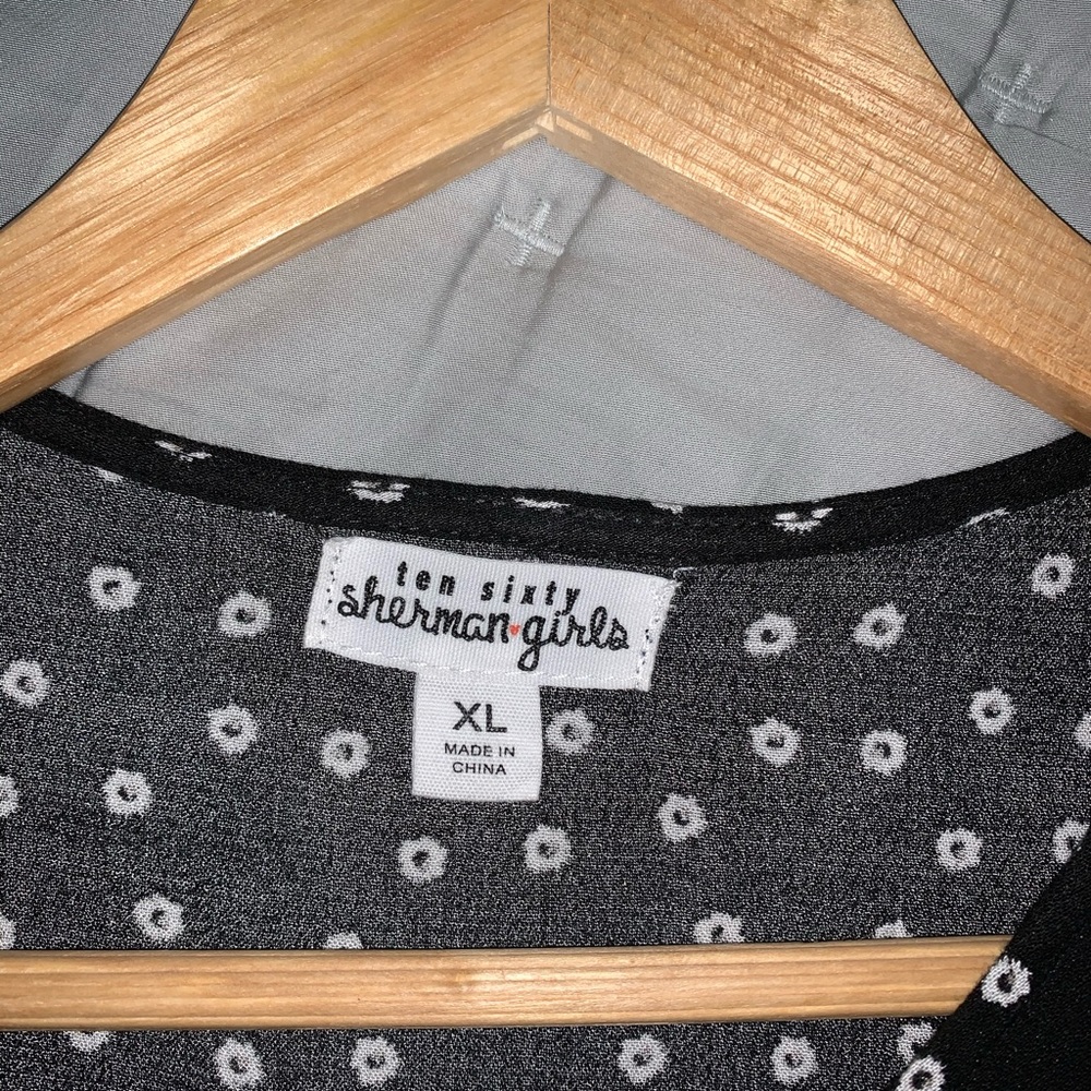 boutique blouse! - Picture 2 of 2
